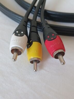 Radio Shack 3 RCA Male to 3 RCA Male AV Audio/Video Analog Cable, 6 Ft EUC